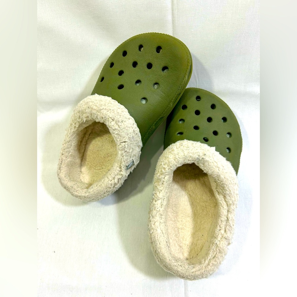Crocs Classic fuzzy lined clog slipper, Olive, Size J 1/3